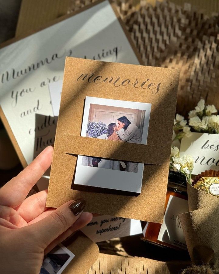 Convidado recebendo lembrança