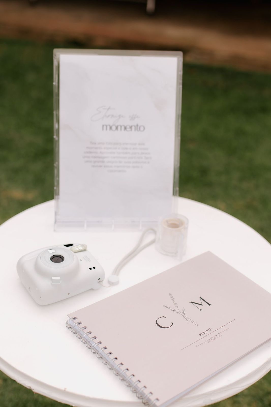 Convidado escrevendo no livro